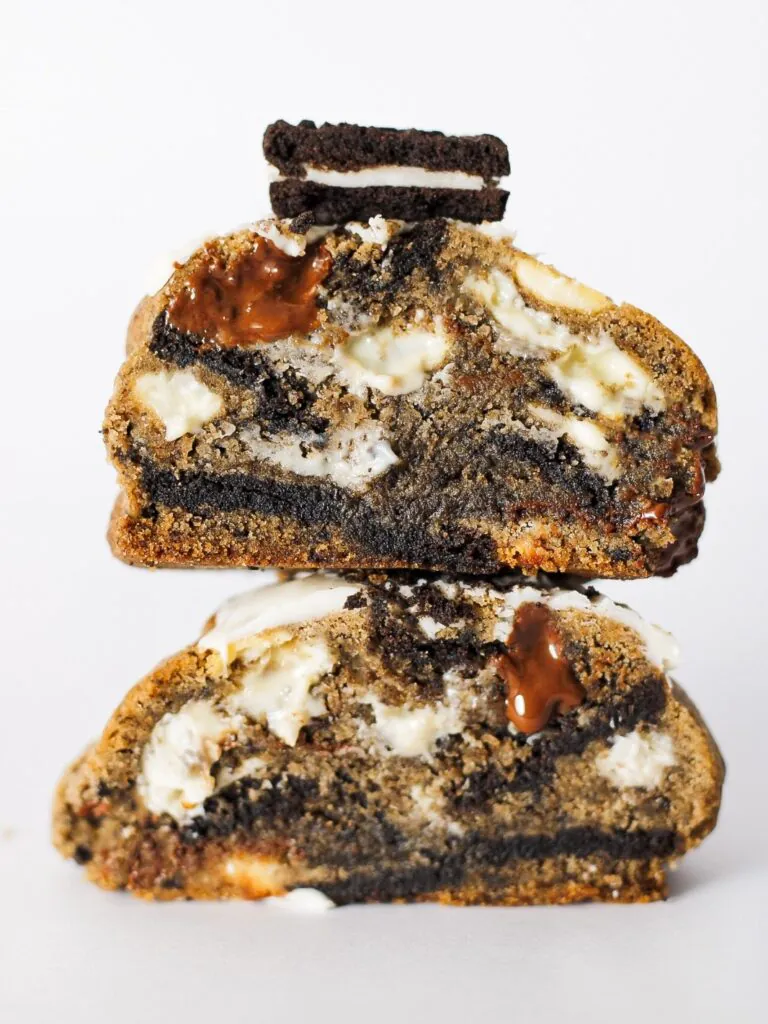 Cookie de Oreo com chocolate branco, cortado ao meio