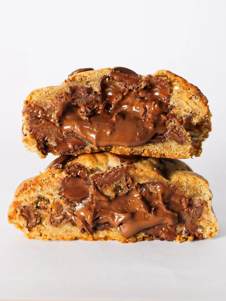 Cookie recheado com chocolate derretendo, cortado ao meio
