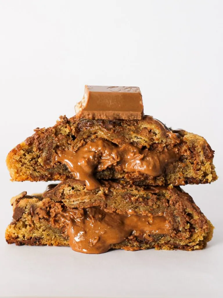 Cookie recheado com barra de chocolate e creme de avelã
