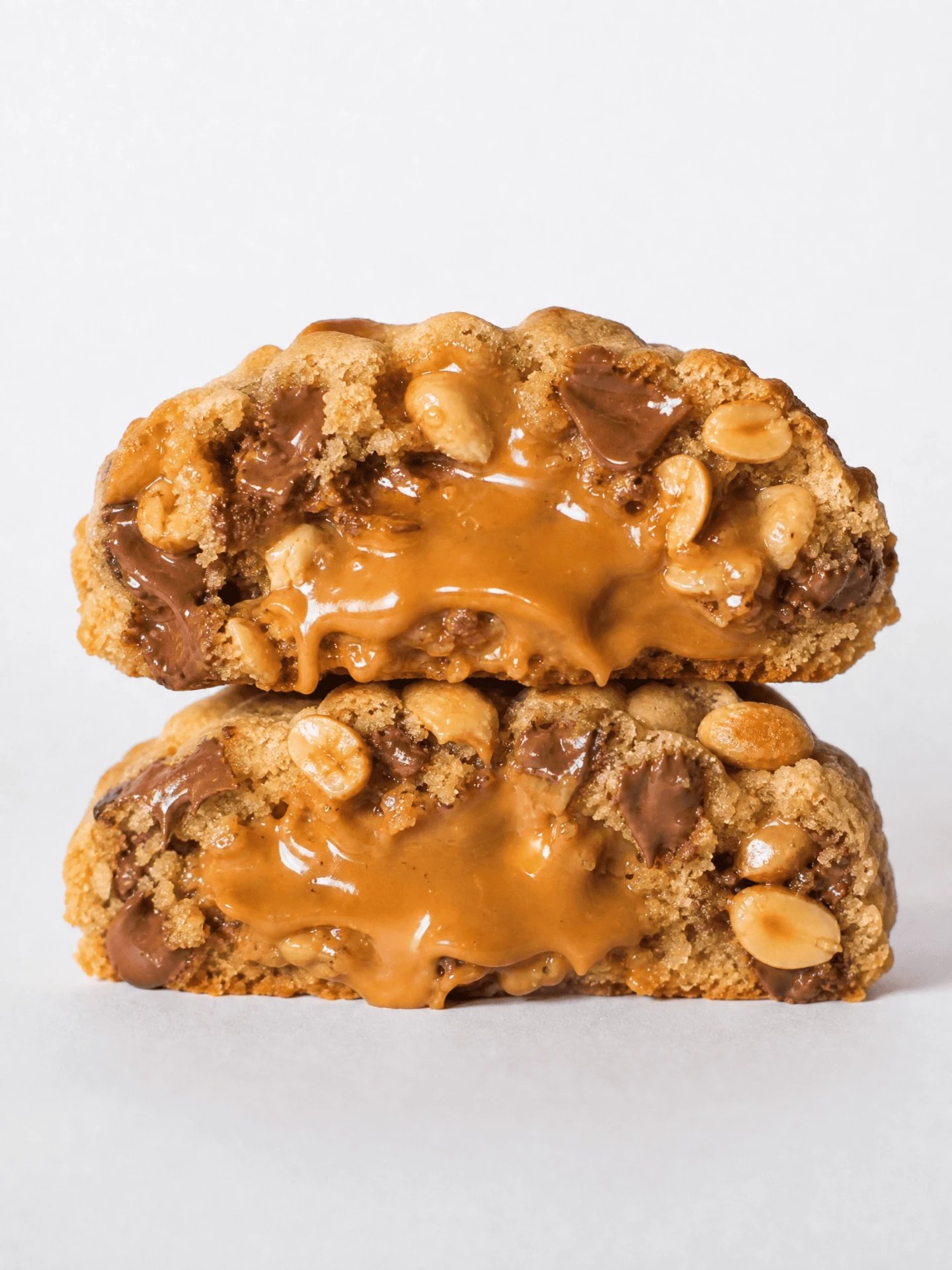Cookie de peanut butter com caramelo e castanhas de amendoim